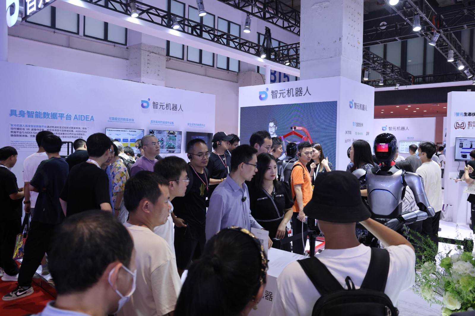 Long8龙八机器人亮相世界机器人大会WRC